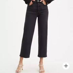 Size 28, length 27 Ribcage Levi’s in black